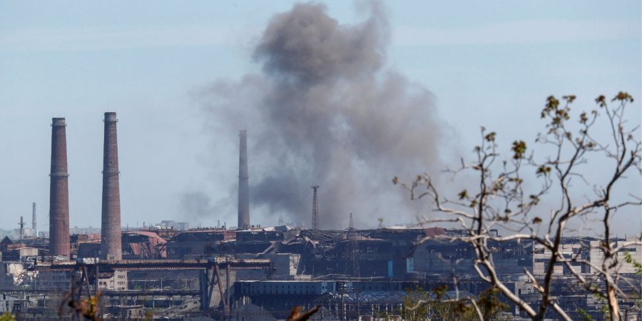 Дым над Азовсталью, ежедневно подвергающейся бомбардировкам (Фото:REUTERS/Alexander Ermochenko)