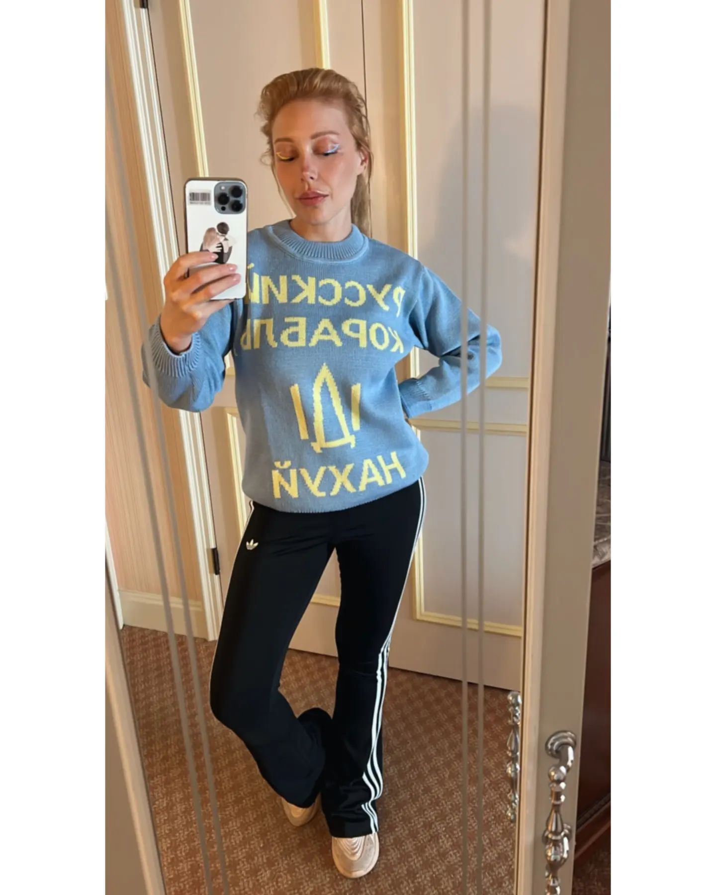 “Просто девочка“: Тина Кароль похвасталась своим новым свитером с культовой надписью о русском корабле