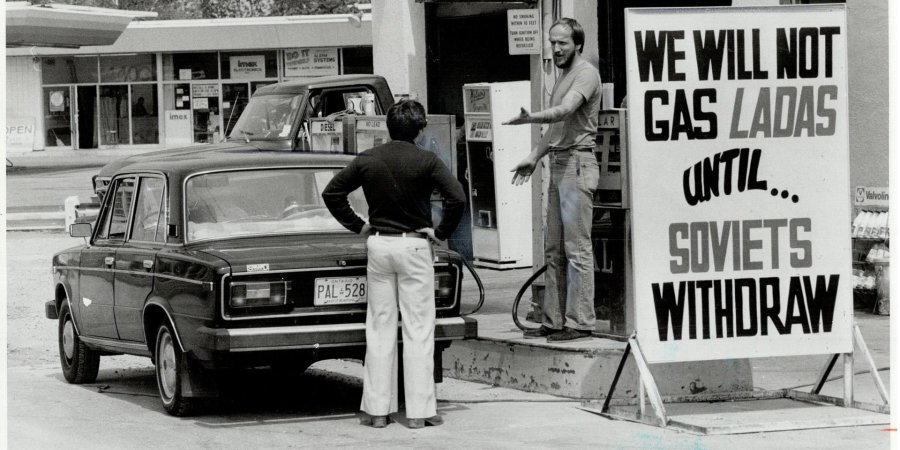 Журналист газеты Toronto Star Рик Бреннан (слева) спорит с владельцем бензоколонки Нейлом Шепердом, который отказывается заправлять его автомобиль, сделанный в СССР. Торонто, Канада, 21 мая 1980 года (Фото:Reg Innell / Toronto Star / Toronto Public Library)