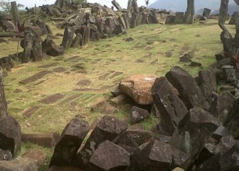 indonezijskij gunung padang samaya drevnyaya piramida perepisyvayushhaya istoriyu foto.jpg