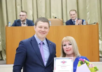 ministr sporta altajskogo kraya nagradil redaktora kamenskih novostej yuliyu rasskazovu.jpg