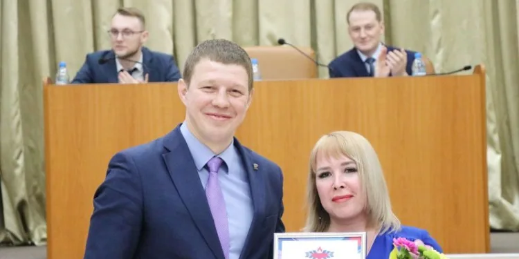 ministr sporta altajskogo kraya nagradil redaktora kamenskih novostej yuliyu rasskazovu.jpg