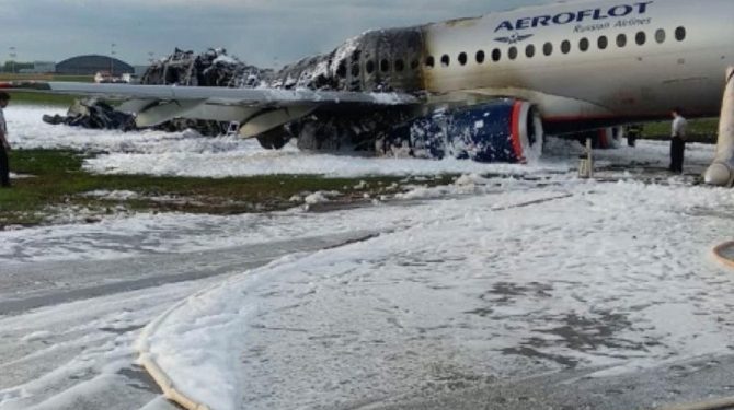 Авиакатастрофа в Шереметьево: стало известно, почему пилот не смог увести самолет на второй круг