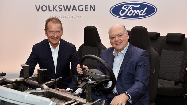 Генеральный директор Volkswagen Герберт Дисс и главный исполнительный директор Ford Джим Хакетт. Фото: Sam VarnHagen/Handout via REUTERS