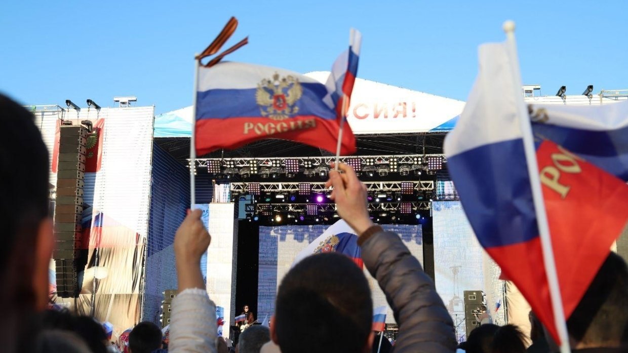 Американская делегация прошла с флагом США на демонстрации в Крыму
