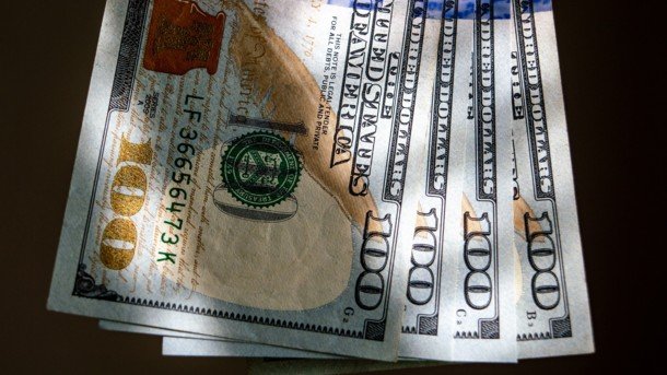 Курс доллара в обменниках Украины снизился на 5 копеек
