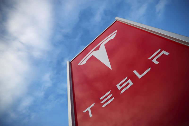 © Reuters.  Morgan Stanley: Худшее для акций Tesla еще впереди