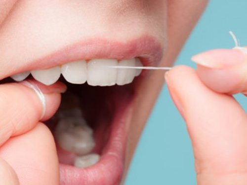 Стоматологи поведали, как зубная нить вредит здоровью