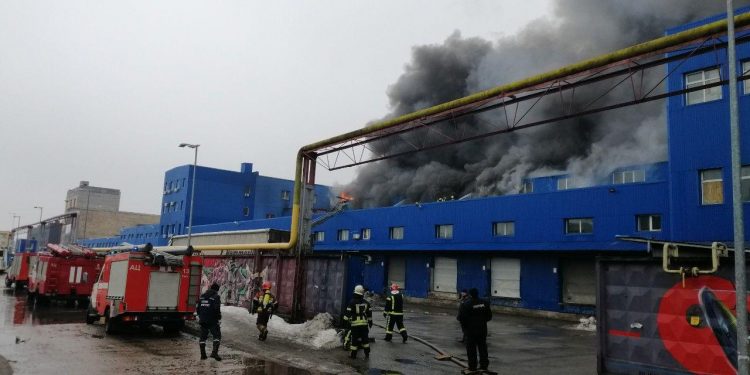 В Деснянском районе Киева масштабный пожар на складах. Есть угроза обвала: видео - новости Украины, Киев