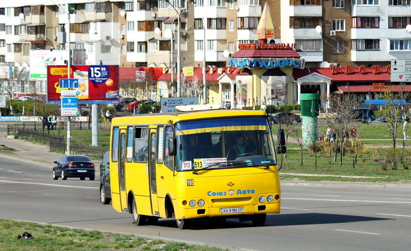 В Киеве маршрутка попала в масштабное ДТП