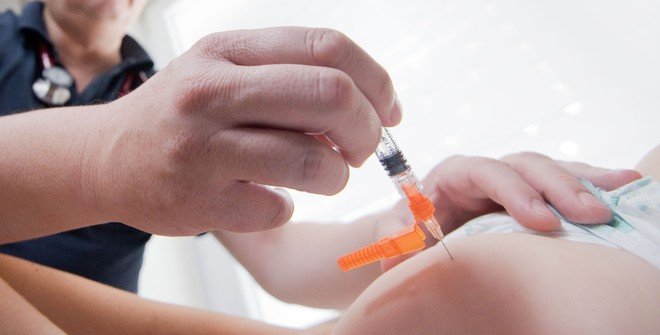 Власти Москвы предложили не принимать в школы детей без прививок