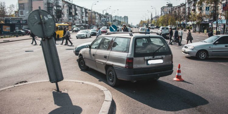 В Киеве водитель авто пытался спасти котенка и попал под другую машину, - ВИДЕО