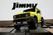 Четвертое поколение маленького внедорожника Suzuki Jimny сохранило фамильные черты - кубический дизайн кузова и круглые фары